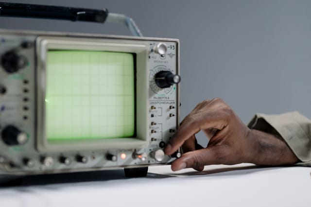 Ultrasonic flaw detector display with a technician operating the controls